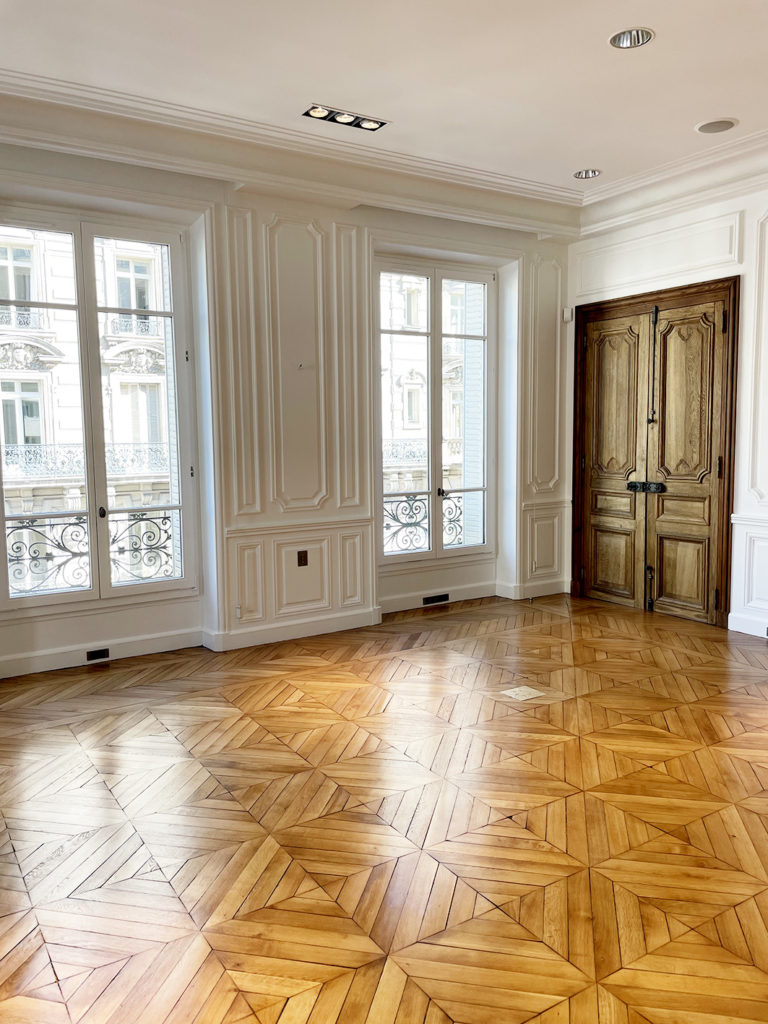 Projet d'aménagement des bureaux du cabinet de finance Rhéthorès par AT&Co : espace bureaux dans un immeuble haussmannien