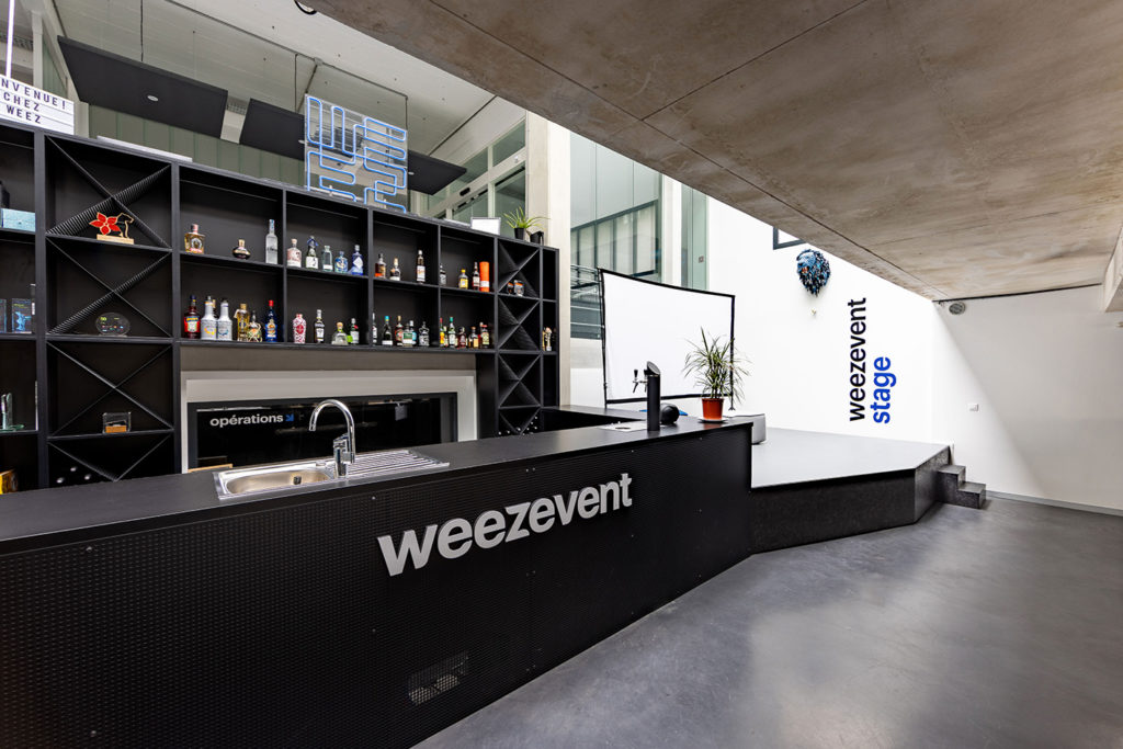 Projet d'aménagement des bureaux pour la start up weezevent a clichy par AT&Co : le bar de l'espace réceptif