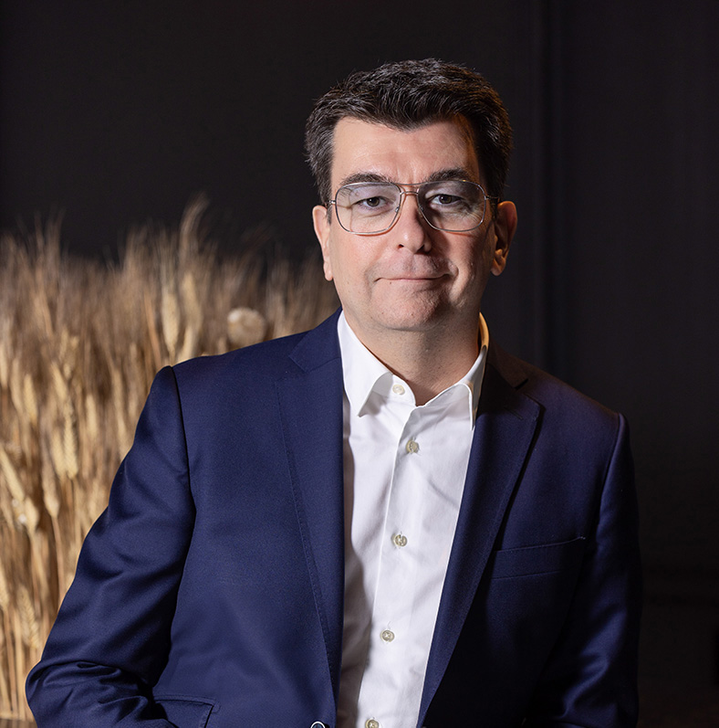 Portrait de Lionel Guyard, expert en rénovation et agencement de bureau, fondateur d'AT&Co